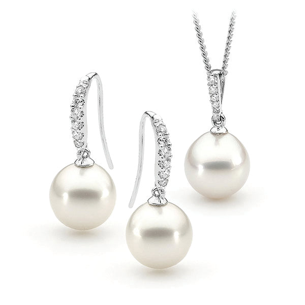Elegant collection of pearl jewellery, featuring necklaces, rings, earrings, and bracelets in a range of timeless designs.